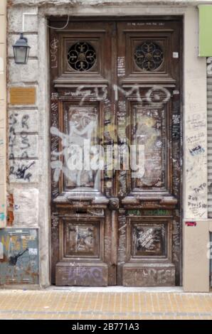 2018, dicembre 8; Capital Federal, Buenos Aires, Argentina: La porta di legno dove viveva e dove morì, Luca Prodan, cantante del gruppo sumo Foto Stock