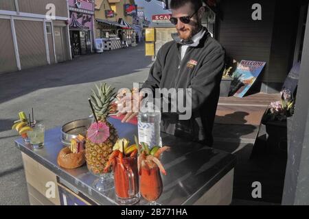 Monterey, California, Stati Uniti. 13 Marzo 2020. Monterey, praticamente vuoto di turisti dopo l'annuncio da parte del presidente Trump di una 'emergenza nazionale' a causa della pandemia di Coronavirus, nella foto è un ristorante 'più verde' lavando le mani con il disigienizzatore tutti i ristoranti sono costretti a utilizzare. Credit: Motofoto/Alamy Live News Foto Stock