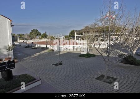 Monterey, California, Stati Uniti. 13 Marzo 2020. Monterey, praticamente vuoto di turisti dopo l'annuncio da parte del presidente Trump di una 'emergenza nazionale' a causa della pandemia di Coronavirus, qui è raffigurato un vuoto Dogana House Plaza, normalmente brulicante di vita di lavoratori e turisti. Credit: Motofoto/Alamy Live News Foto Stock