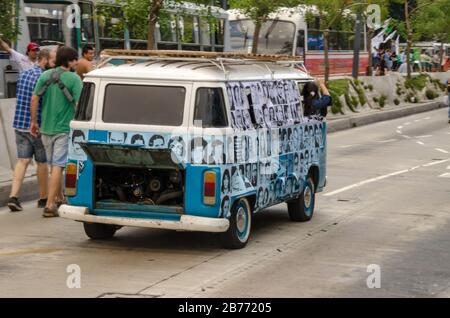 BUENOS AIRES, ARGENTINA - 24 MARZO 2016: Van plotted con i volti del desapparso durante la Giornata Nazionale della memoria, della verità e della Giustizia che reca Foto Stock