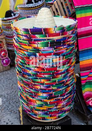 Una pila di Sombreros in diversi colori in vendita in un negozio turistico messicano a Cancun. Foto Stock