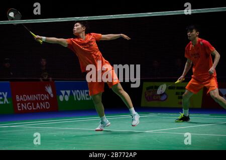 Birmingham. 13 Marzo 2020. La Cina Huang Dongping (L) e Wang Yilyu competono durante la partita finale doppia mista contro l'Indonesia Praveen Jordan e Melati Daeva Oktavianti in Tutto l'Inghilterra Badminton 2020 a Birmingham, Gran Bretagna, il 13 marzo 2020. Credit: Tim Ireland/Xinhua/Alamy Live News Foto Stock