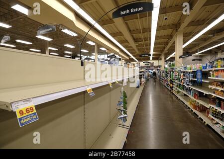 Portland, Stati Uniti. 13 Marzo 2020. Scaffali vuoti che contengono di solito prodotti di tissue da bagno raffigurati presso un Fred Meyer a Portland, Ore., il 13 marzo 2020. Domenica scorsa il governatore Brown ha dichiarato uno stato di emergenza per l'epidemia di coronavirus (COVID-19) nello stato che ha portato a una domanda elevata e continua di cibo e forniture. (Foto Di Alex Milan Tracy/Sipa Usa) Credit: Sipa Usa/Alamy Live News Foto Stock