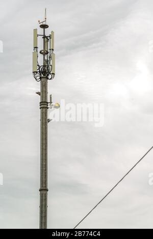 Antenna di rete in un giorno grigio nuvoloso Foto Stock