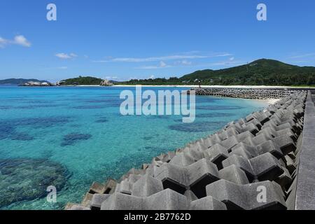 Okinawa Giappone - Tokashiki Island Aharen parete protettiva marina Foto Stock