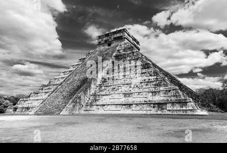 Fotografia in bianco e nero del sito Maya Chichen Itza con la piramide di Kukulkan o El Castillo, vicino a Merida, penisola dello Yucatan, Messico. Foto Stock