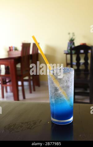 Bicchiere di ghiaccio fresco acqua blu succo di limone sul tavolo per bere fresco Foto Stock