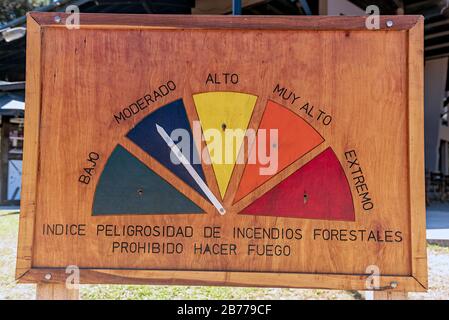 Segno del misuratore di incendio delle foreste con la freccia "moderated" - "Indice di pericolosità degli incendi boschivi, vietato l'incendio" Foto Stock