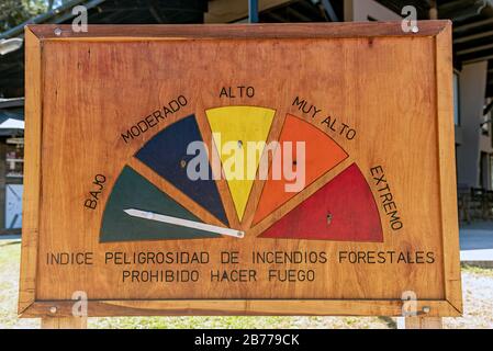 Segno del misuratore di incendio delle foreste con la freccia "bassa" - "Indice di pericolosità degli incendi boschivi, divieto di incendio" Foto Stock