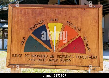 Segno del misuratore di incendio delle foreste con la freccia "alto" - "Indice di pericolosità degli incendi boschivi, divieto di incendio" Foto Stock