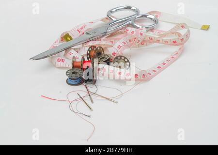 Attrezzature per cucire, metro a nastro, filo, forbici Foto Stock