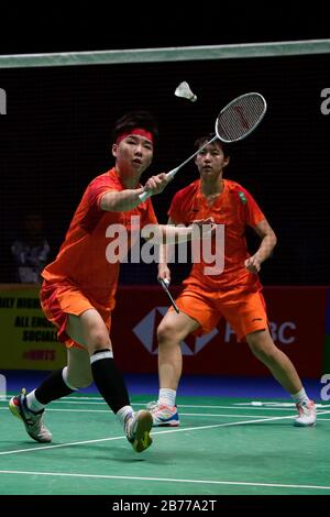 Birmingham. 13 Marzo 2020. La Cina Du Yue (R) e li Yinhui competono durante la partita finale del quartier generale delle donne con Mayu Matsumoto/Wakana Nagahara in Giappone a Tutto l'Inghilterra Badminton 2020 a Birmingham, Gran Bretagna il 13 marzo 2020. Credit: Tim Ireland/Xinhua/Alamy Live News Foto Stock