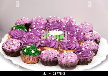 Catering dolci, closeup di vari tipi di torte su evento o ricevimento di nozze - Focus selettivo Foto Stock