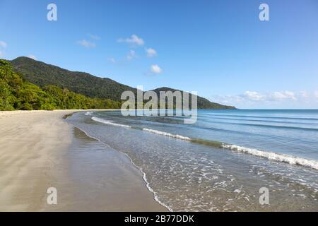 Spiaggia vuota a Cape Tribulation, dove la foresta pluviale tropicale corre direttamente sulla costa. L'area di Daintree a nord di Cairns e' in una splendida posizione. Foto Stock