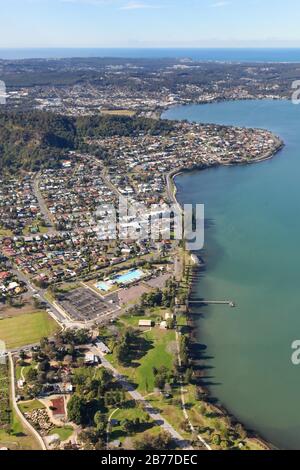 Vista aerea del lago McQuarie Suburbs di Speers Point e Warners Bay, entrambe popolari aree residenziali del lago Macquarie - Newcastle Australia Foto Stock