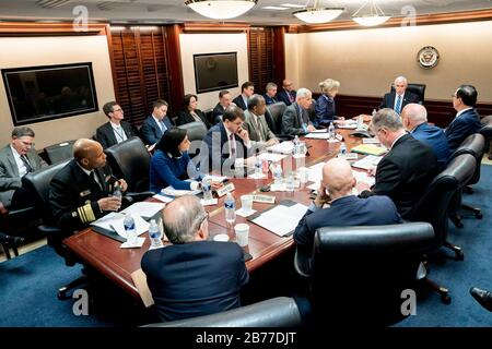 Washington, Stati Uniti D'America. 10 Marzo 2020. Il Vice Presidente Mike Pence incontra i membri della White House Coronavirus Task Force martedì 10 marzo 2020 nella White House Situation Room. People: Vice President Mike Pence Credit: Storms Media Group/Alamy Live News Foto Stock