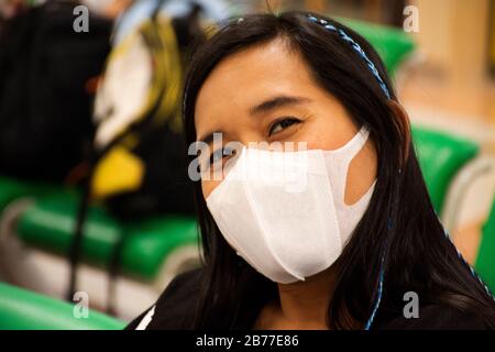 CHIANG mai, THAILANDIA - FEBBRAIO 28 : viaggio delle donne thailandesi e indossare maschera all'aeroporto di Chiangmai mentre Coronavirus COVID 19 focolaio e PM 2.5 polvere situati Foto Stock