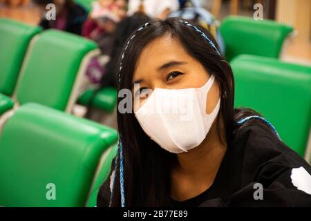 CHIANG mai, THAILANDIA - FEBBRAIO 28 : viaggio delle donne thailandesi e indossare maschera all'aeroporto di Chiangmai mentre Coronavirus COVID 19 focolaio e PM 2.5 polvere situati Foto Stock