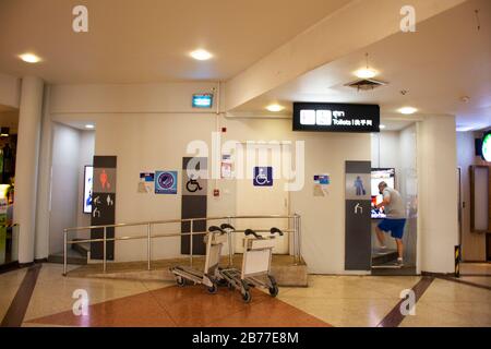 CHIANG mai, THAILANDIA - FEBBRAIO 28 : viaggiatori thai persone e stranieri passeggeri vanno al gabinetto all'interno dell'aeroporto internazionale di Chiangmai lo scorso Febbraio Foto Stock