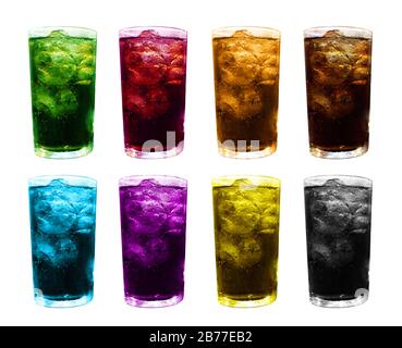 ghiaccio vetro acqua cola multicolore, succo di frutta colorato mescolato in vetro di ghiaccio, tè ghiaccio succo di vetro, bicchieri d'acqua dolce bevande gassate con cubetti di ghiaccio o Foto Stock