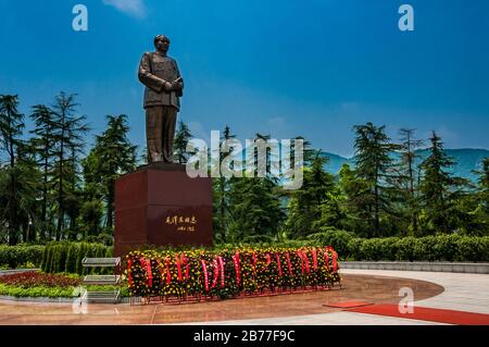 Sei metri di bronzo alta Mao Zedong statua nella sua città natale di Shaoshan vicino alla città di Changsha. Foto Stock