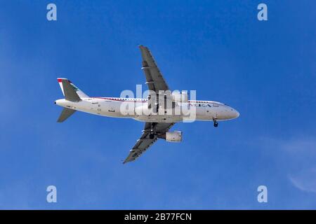 Fiumicino;Italia 17 dicembre; 2017: Bellissimo aereo della Middle East Airlines modello Airbus a320 pronto per l'atterraggio all'Aeroporto Internazionale di Fiumicino Foto Stock