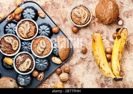 Muffin con banana, noci e cocco.Sani muffin vegan banana Foto Stock