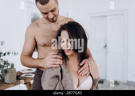 I giovani genitori in attesa di un bambino. Famiglia sana. Foto Stock