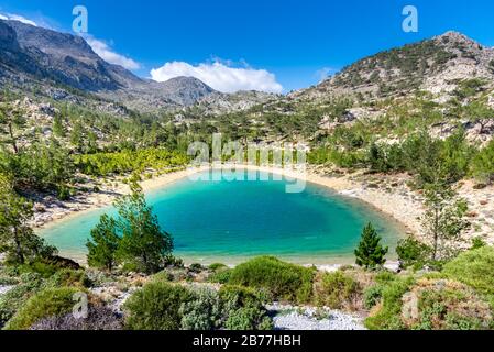 Lago di Skafi sulla montagna di Thripti in primavera, Creta, Grecia. Foto Stock