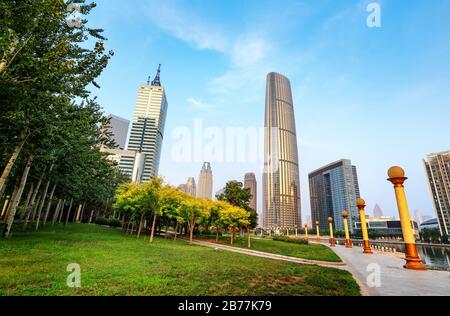 Le rive del fiume Haihe, prati e grattacieli, Tianjin, Cina. Foto Stock