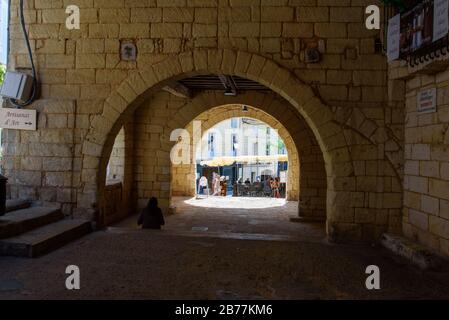 Saint-Émilion, FRANCIA. 5 settembre 2017. Villaggio di Saint-Émilion - Patrimonio dell'Umanità dell'UNESCO con affascinanti chiese romaniche e le rovine Stret Foto Stock