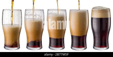 Il processo di versamento della birra scura in un bicchiere in cinque fasi è isolato su uno sfondo bianco. Il file contiene il percorso di ritaglio. Foto Stock