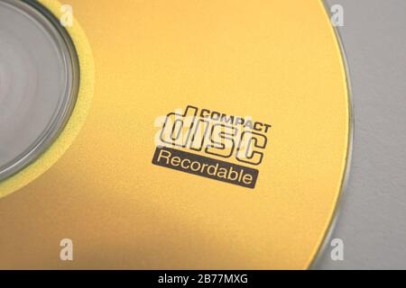 CD dorato con logo Compact Disc registrabile Closeup Foto Stock