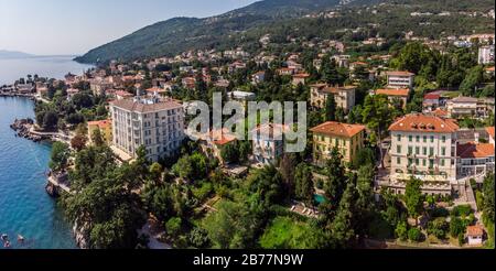 Bella vista panoramica del villaggio di Lovran e della sua riva del mare in Croazia. Foto dall'alto scattata sul drone. Foto Stock