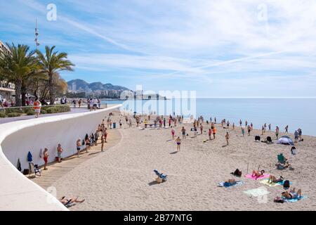 Benidorm, Spagna, 12 Marzo 2020. Turisti che si godono la spiaggia a Benidorm, Alicante, Spagna Foto Stock