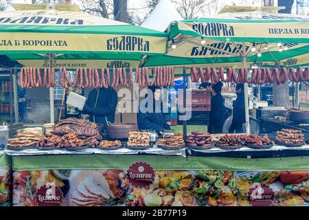 Sudzhuk bulgaro e Panagyurska lukanka salsicce appese da bancarelle di cibo al festival invernale, Yambol Bulgaria BG. Foto Stock