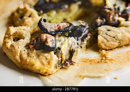 Funghi shitake, patata di porro e Galette di cipolla Foto Stock