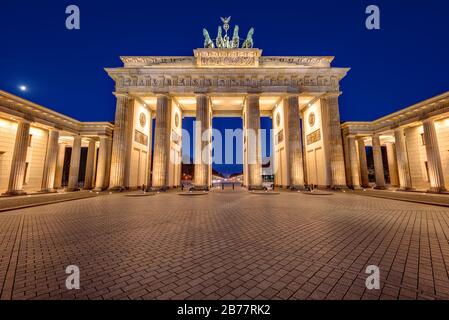 La famosa Porta di Brandeburgo a Berlino di notte Foto Stock