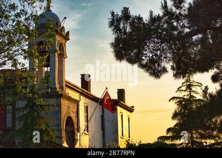 Vista al tramonto della chiesa di Aya Yorgi a Buyukada. Buyukada è una zona della provincia di Istanbul, in Turchia. Foto Stock