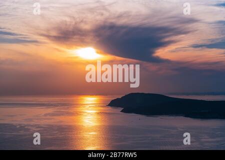 Vista di Heybeliada e Burgazada al tramonto. Heybeliada è la seconda più grande delle isole Prince (Adalar) nel mare di Marmara, Istanbul, Turchia. Foto Stock