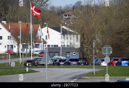 Flensburg, Germania. 14 Marzo 2020. Le auto si dirigano verso nord fino al valico di frontiera tedesco-danese. La Danimarca chiude i suoi confini alle 12.00 nella crisi di Corona fino a nuovo avviso. Credit: Carsten Rehder/Dpa/Alamy Live News Foto Stock