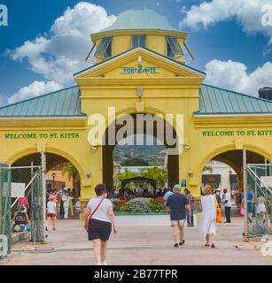 I Turisti Sbarcano A St Kitts Foto Stock