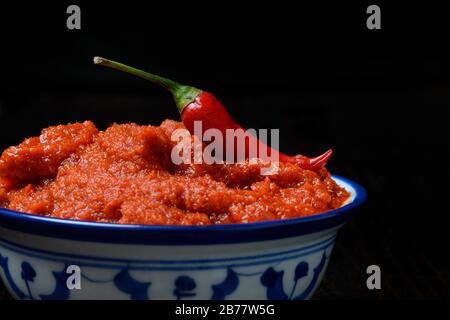 Pasta di curry tailandese rosso e peperoncino in conchiglia, Germania Foto Stock