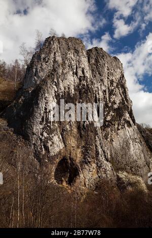 Padre e nun, monumento naturale di roccia di massa calcarea con Gruermannshoehle, Iserlohn, Sauerland, Nord Reno-Westfalia, Germania Foto Stock