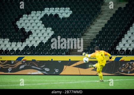 Mönchengladbach, Germania, Borussiapark, 11.03.2020: Portiere Yann Sommer di Bor. Moenchengladbach calcia il pallone di fronte a uno stadio vuoto con e. Foto Stock