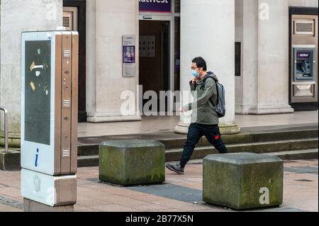 Coventry, West Midlands, Regno Unito. 14 Marzo 2020. La pandemia di Coronavirus, o Covid-19, costrinse gli acquirenti a indossare maschere protettive in un centro di Coventry quasi deserto questa mattina. Credit: Andy Gibson/Alamy Live News Foto Stock