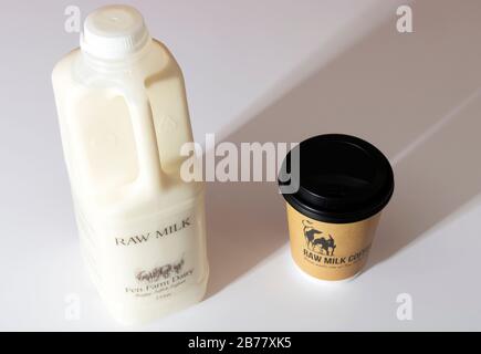 Latte crudo e caffè da Fen Farm Dairy Foto Stock