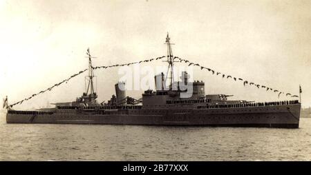 HMS Southampton. Ci erano sei navi che portavano questo nome (1) costruito 1693, rotto 1771. (2) costruito 1757, distrutto 1812. (3) Costruito nel 1820, venduto nel 1912. (4) lanciato nel 1912, venduto nel 1926. (5) lanciato nel 1936, affondato nel 1941. (6) lanciato nel 1979, smantellato nel 2009. Poiché questa fotografia è datata 1925, sembrerebbe essere No. 4?, anche se alcuni siti internet mostrano questa nave come HMS Southampton No. 5 che è stato apparentemente bombardato e affondato nella prima parte della seconda guerra mondiale Foto Stock