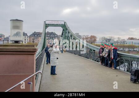 Ponte pedonale di Francoforte vicino al mercato. Foto Stock