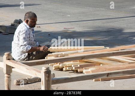 Ahmedabad / India / 11 aprile 2017: Uomini indiani che vendono pezzi di legno per la costruzione nel mercato Foto Stock